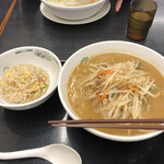 日高屋 - 味噌ラーメン、半チャーハンセット、860円。