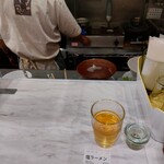 みなとや - 小柄な店主の後ろ姿