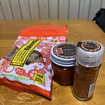 大朝商店 - 黒糖と唐辛子たち