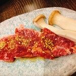 Yakiniku Tomaru - 和牛サガリ　ハーフ　筋切りが丁寧　エリンギうれしい