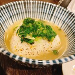 Yakiniku Tomaru - 葱は塩ダレで味付けされてておにぎりは少し焼かれてる　チャンジャで味変できるのもすごく良い