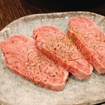 Yakiniku Tomaru - 上スネ　ハーフ　2ヶ月に1度くらいしか入らないレア部位　この日たまたま入ったらしい　筋切りも丁寧