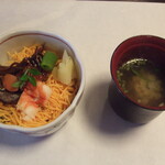松廼家 - ちらし寿司と味噌汁