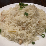 ロビンズインドキッチン - レモンライスはレモンの皮入り。
      玉ねぎとカシューナッツの食感とカホリも楽しめます。