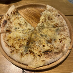 Taishuubaru Gyarikku - ワンピース欠けた４種のチーズピザ