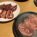 Yakiniku Kingu - ポークきんぐ塩タン、牛のカルビ、ロース、肉の種類的にはこのくらい