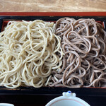 Sobadokoro Ikkanjin - 色の濃い田舎蕎麦は、せいろ蕎麦（左）よりやや太く切られてます。