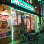 MOS　BURGER - 南口改札の目の前にある外観