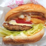 MOS BURGER - 金曜限定メニューの[スパイシーごちそうチリバーガー 2種のチーズ(660円)]はハラペーニョ入り。特にスパイシーではないけどチリソースがダブダブで垂れてくる