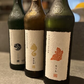 精选的日本酒和烧酒品种丰富齐全。和料理配对