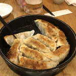 九州屋台 二代目九次郎 - 鉄鍋餃子、一部食べてしまった‥