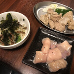函館豚カルビホルモン研究所 - 混ぜナムル、丸腸、所長の塩ホルモンパート2