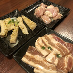 函館豚カルビホルモン研究所 - ハチノス、豚カルビ、鶏ハラミ