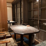 旬膳処 茶目 - 一人でも気兼ねなくゆっくり食事できる落ち着いたテーブル席