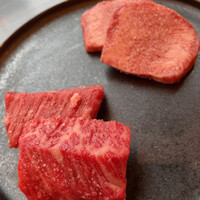焼肉うしごろ 銀座並木通り店 - 究極の黒タン厚切り(上)と厳選厚切りはらみ(下)