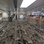 THE COFFEE BEAN & TEA LEAF - 奥に見える白いのが自動イミグレ機