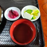 茅乃庵 - 小鉢と味良い蕎麦つゆ