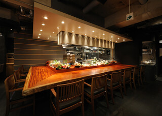 Torishou Takehashi - 無垢板の広いカウンターでもゆっくりとお食事をお楽しみ頂けます。