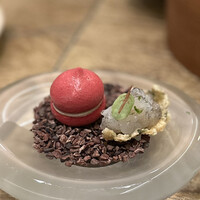 レヴォ - ③鶏レバームースをはさんだビーツのマカロン 白エビと餅米のえびせん