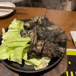 Banchou - お店の名物霧島鶏炭火焼きは胸肉ともも肉がセットになったミックスをお願いしました。
                         
                        柚子胡椒がバッチリ・・・