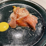 カステリーナ - 国産のホワイトアスパラのソテー　ポーチドエッグとプロシュートが乗ってます（黄色いのはカラシ）