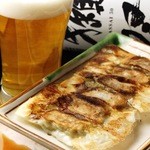 ぎょうざ専門　ぴん。 - ビールのお供に定番！板ぎょうざ