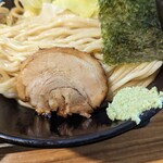 らーめん 鈴家 - 魚粉にわさびって不思議なハーモニーで良いよぉ(