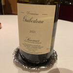 ラ・ベ - 現在最も入手困難らしく、仏3つ星ほぼ全店でオンリストされるらしいドメーヌ・ギベルトーの白。品種:シュナン・ブラン100%、産地:仏ロワール、ビンテージ2021年。市販価格はボトルで5000円ほど。