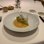 ラ・ベ - ホワイトアスパラガスのバターロティ、渡り蟹のブルーテ、アニスソヴァージュとカイエ・フレのコンディメント(メニュー説明の通り)