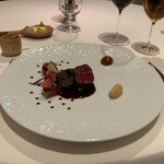 ラ・ベ - ヴィアンドの鹿ロースのロティ、コーヒーバター、紅芯大根のフォンダン、クロッカンなコールラビ、林檎とジェニエーブル・ヴィネガー(メニュー説明の通り)