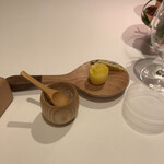 ラ・ベ - ブルターニュ産のボルディエバターで、無塩の発酵バターと海藻入りの2種。無塩バターはミルで削ったハーブ塩で味変して食べるらしいが、パンもバターも最高に美味かった。