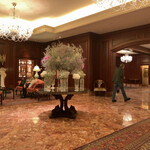 ラ・ベ - 帰りはメインエントランスから出る。情報誌で見慣れた風景だと思うが、豪華なペルシャ絨毯、チェコ産のクリスタルシャンデリア、イタリア産の美しい大理石の床。まあ、いちおうこんな感じ。