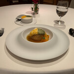 ラ・ベ - アシェットデセールのラム酒風味のサヴァラン、果物のコンフィチュール、アマレットクリーム(メニュー説明の通り)