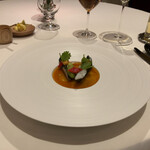 ラ・ベ - ポワソンのメバルの海藻蒸し、ブイヤベース風のジュ、ペキオスのコンディメント(メニュー説明の通り)