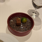 ラ・ベ - 最後にチョコレート。嬉しいサービスだが、もうこれ以上、甘いもの食べれないなと思いつつも頑張って食べた。