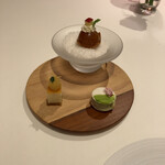 ラ・ベ - ミニャルディーズは、マカロン、チーズケーキ、りんごのタルト。