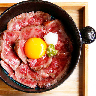 当店自慢♪名物料理の煙が飛び出す！＜燻製レア牛＞