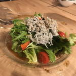 TEPPAN BARU 官兵衛 - 生ワカメとシラスの和風サラダ¥980-