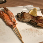 TEPPAN BARU 官兵衛 - 鉄板串焼 殻付有頭エビ¥450- 牡蠣¥480-