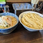 大勝軒 しのや - 兄ぃが頼んだ、濃厚味噌つけ麺(税込1,050円)の中盛り(＋150円)で、1,200円…