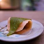 宮坂 - 甘味は焼きたての桜餅。