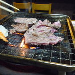 ジンギスカンうだ川 - 塩ラムは網焼きです