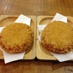 才谷家 - H.25.7.22.夜 右がじゃがバターコロッケ130円、左がチーズベーコンコロッケ180円、北海道羊蹄山麓のじゃがいも、淡路島産の玉葱を使った無添加コロッケ