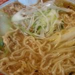 いせのじょう - 辛口白菜ラーメン、麺アップ