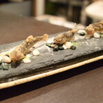 鮎知 - 団体客の活稚鮎天ぷらの盛り付けをパシャリ