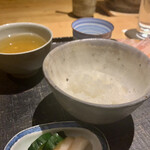 一本木石橋 - 自家製糠漬と炊き立てツヤツヤご飯が美味しく、2回もお代わりしました。スモーキーな香ばしさの京番茶が美味しい