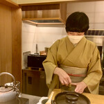 一本木石橋 - 京都のご出身。お淑やかで、明るく楽しい大将をそっと支えています