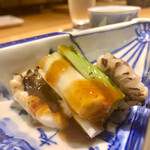 一本木石橋 - 対馬穴子焼霜造り、うるいの梅肉醤油掛け。骨切りして焼いた穴子脂の風味が香ばしく、手間暇かけた梅肉醤油にマッチ。うるいのシャキッとした歯応えを合わせるのが面白い