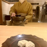 一本木石橋 - 女将がお抹茶を準備。自家製蕨餅の甘さと優しいきな粉の風味が心地よい