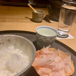 一本木石橋 - 炊き立てツヤツヤご飯にタップリの極薄鰹節。これだけで最高の贅沢。ねこまんまなんて言わせない